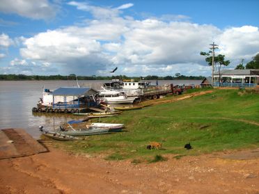 Ce petit port est la porte d'entr&eacute;e pour la for&ecirc;t amazonienne
