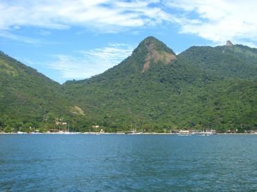 On approche d'Abra&atilde;o, le plus grand village d'Ilha Grande