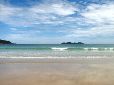 Cette plage est l'une des plus r&eacute;put&eacute;e de l'&icirc;le pour le surf