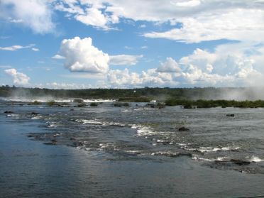 Depuis la partie supérieure de la rivière Iguaçu, on a du mal à imaginer ce qui nous attend plus bas !