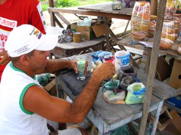 La sp&eacute;cialit&eacute; artisanale de Morro Branco : les vases de sable color&eacute;