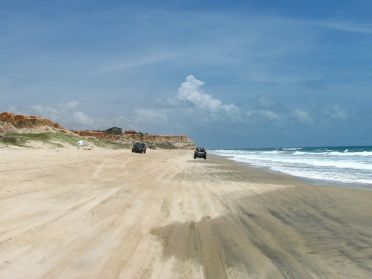 L'immense plage de Praia das Fontes est id&eacute;ale pour de petites balades en buggy