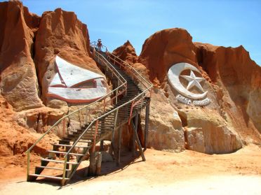 Canoa Quebrada est tr&egrave;s connue pour sa falaise rouge et ces symboles grav&eacute;s dans celle-ci