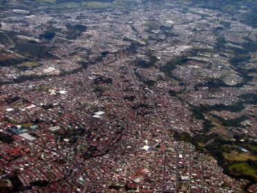 Derni&egrave;res vues sur San Jos&eacute;, la capitale du Costa Rica, depuis l'avion