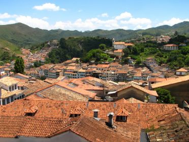 Vue sur les toits de tuile d'Ouro Preto