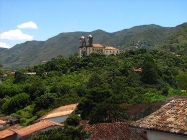 La ville est entour&eacute;e de collines verdoyantes