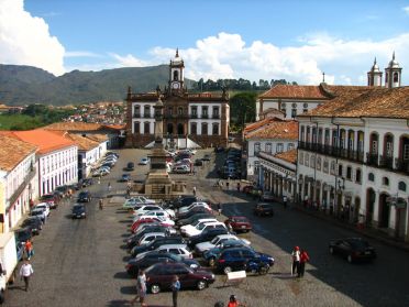 La place Tiradentes, le coeur de la ville, et au fond, le mus&eacute;e de l'Inconfid&ecirc;ncia