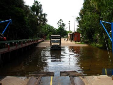 Notre camion 4x4 s'appr&ecirc;tant &agrave; monter sur le bac