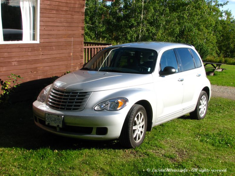 Notre PT Cruiser devant notre cabine au camping