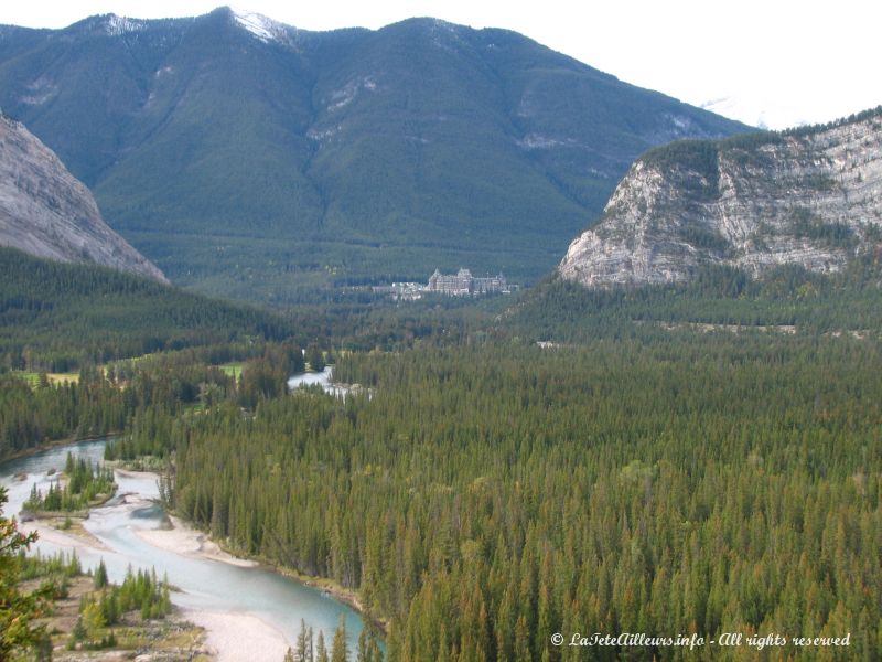 Au fond, le plus grand hotel de Banff