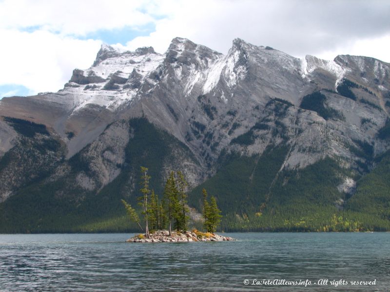 Une petite ile sur le lac Minnewanka