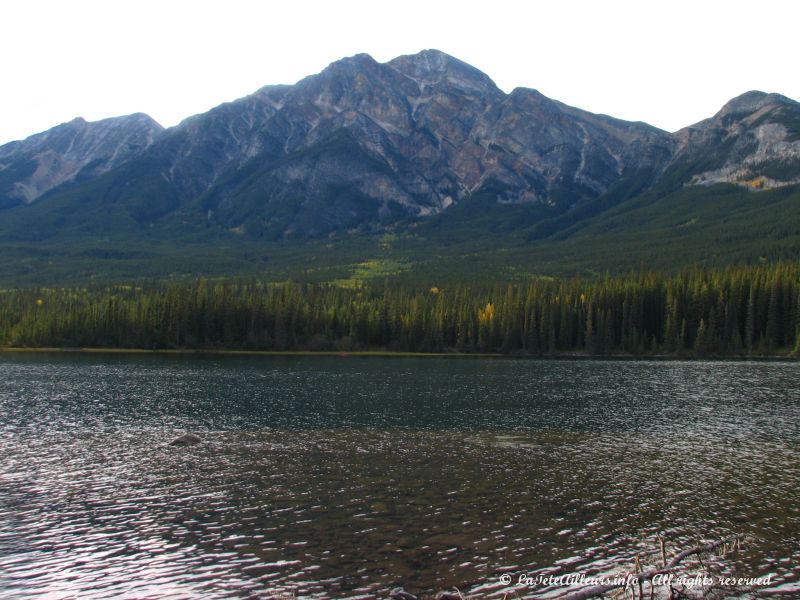 Le mont Pyramide ayant donne son nom au lac