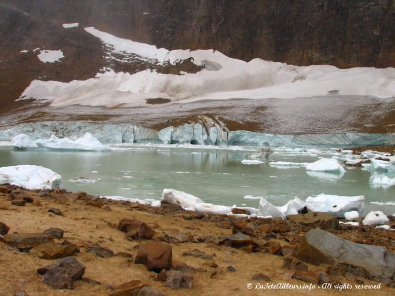 Un lac etonnant au pied du glacier Angel