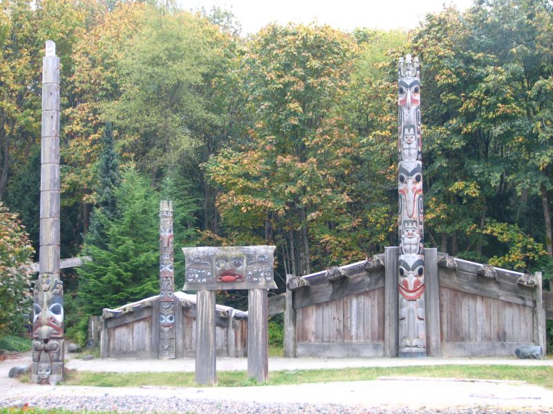 Un totem est erige devant chaque maison