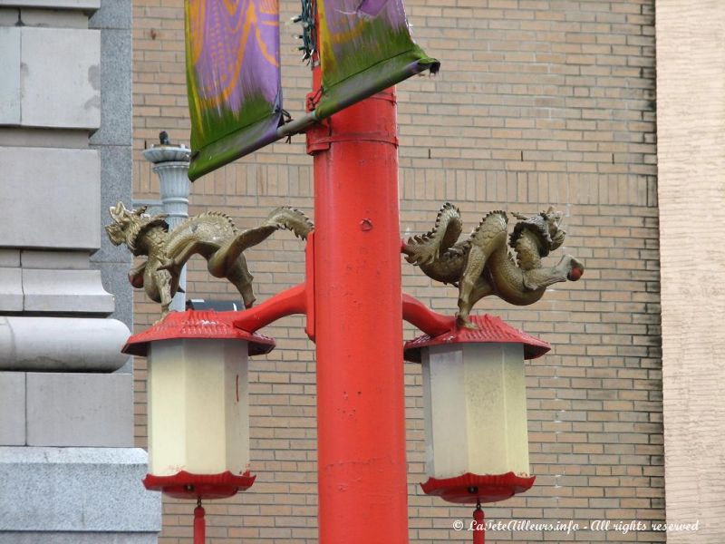 Des dragons ornent les lampadaires