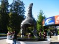 Une baleine ''facon indienne'' devant l'entree de l'aquarium de Vancouver