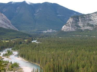 Au fond, le plus grand hotel de Banff