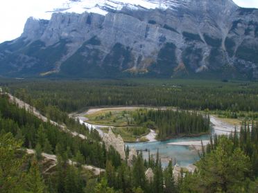 La vallee de la Bow et, en bas, les Hoodoos (des cheminees de fee)