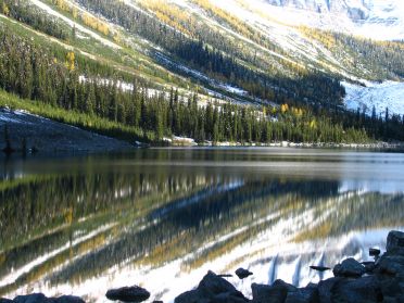 Les couleurs de la foret sous la neige se refletent dans le lac... C'est superbe !