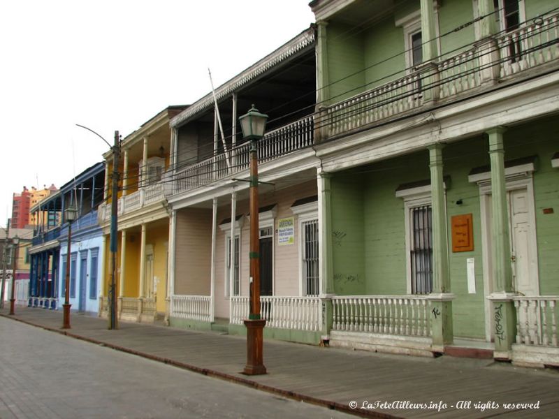 Une rue presque toute en bois, à Iquique