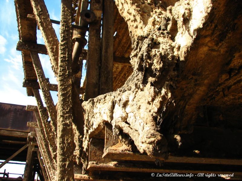 Le tout tombe en ruines, le bois étant rongé par le salpêtre