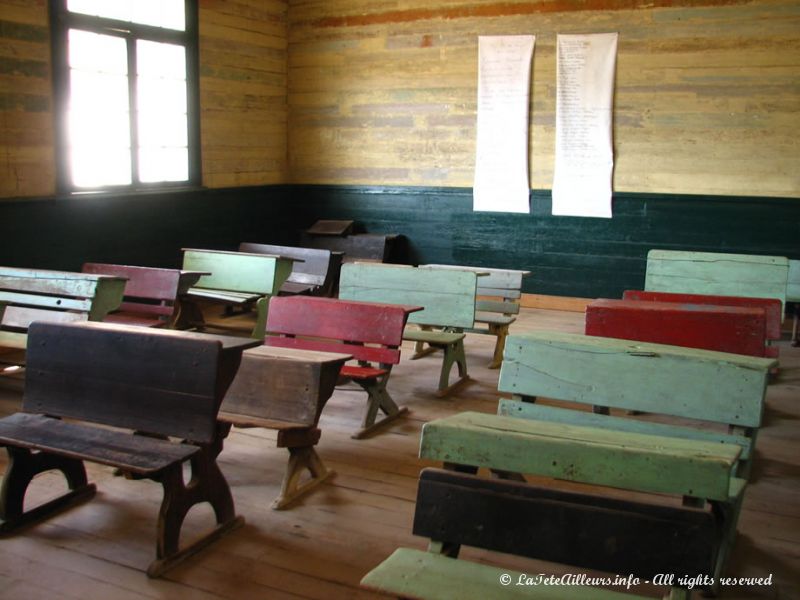 L'école d'Humberstone et ses pupitres à jamais désertés