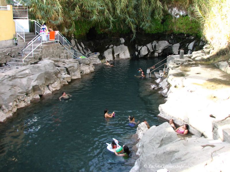 Baignade dans les eaux chaudes de l'oasis de Pica