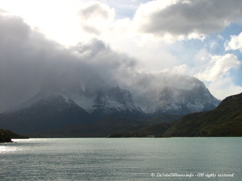 Les tours du Paine perdues dans la brume...