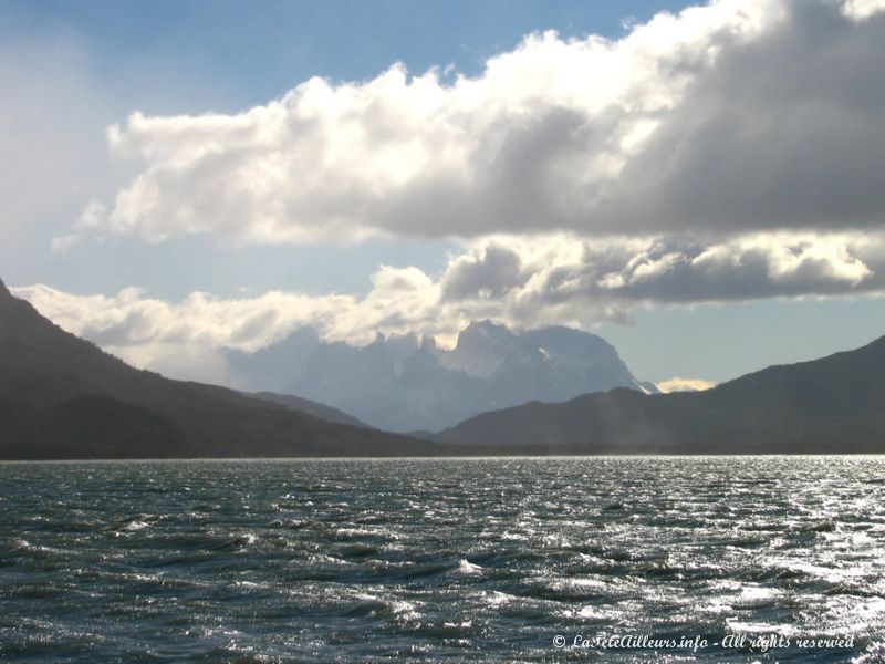 On distingue les trois tours de Torres del Paine au loin