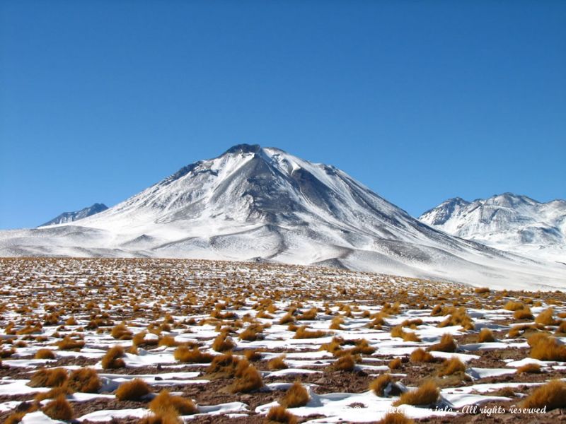 Les volcans enneigés entourant la lagune