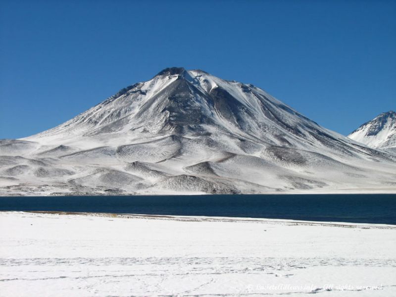 Le volcan Miscanti borde la lagune du même nom