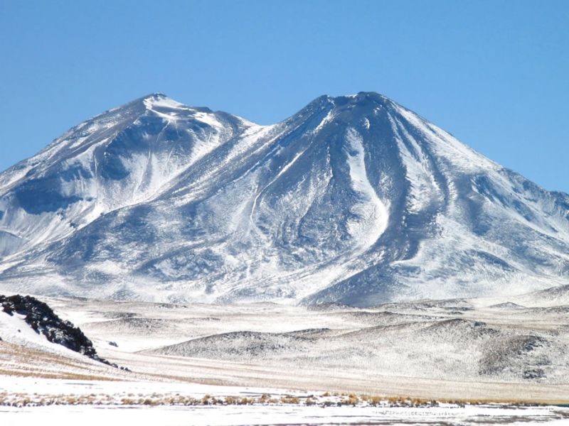 Volcans enneigés entourant la lagune Miscanti