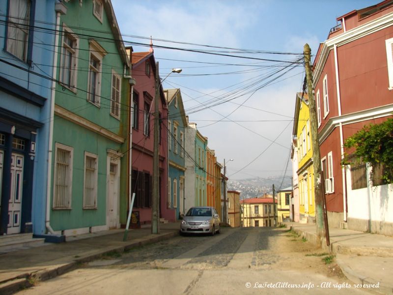 Très colorées, les vieilles maisons sont en bois recouvert de tôles afin de les protéger de l'humidité de la mer