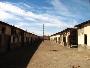Les vieilles habitations tombent en ruines...
