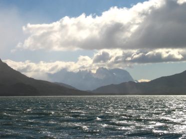 On distingue les trois tours de Torres del Paine au loin
