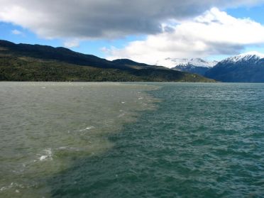 La ligne de partage des eaux, salées à droite et douces et glacières à droite, est bien visible