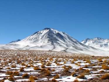 Les volcans enneig&eacute;s entourant la lagune