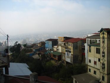 Les cerros dominent tous le port