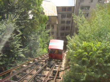Les ascenceurs bringue-balants de Valpara&iacute;so, le charme de la ville...