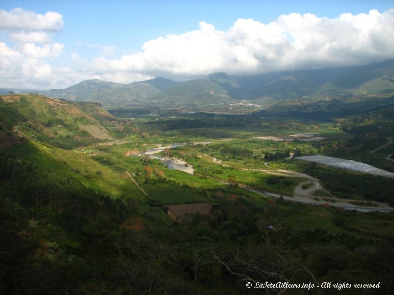 Vue plongeante sur la vallée du Río Orosi 