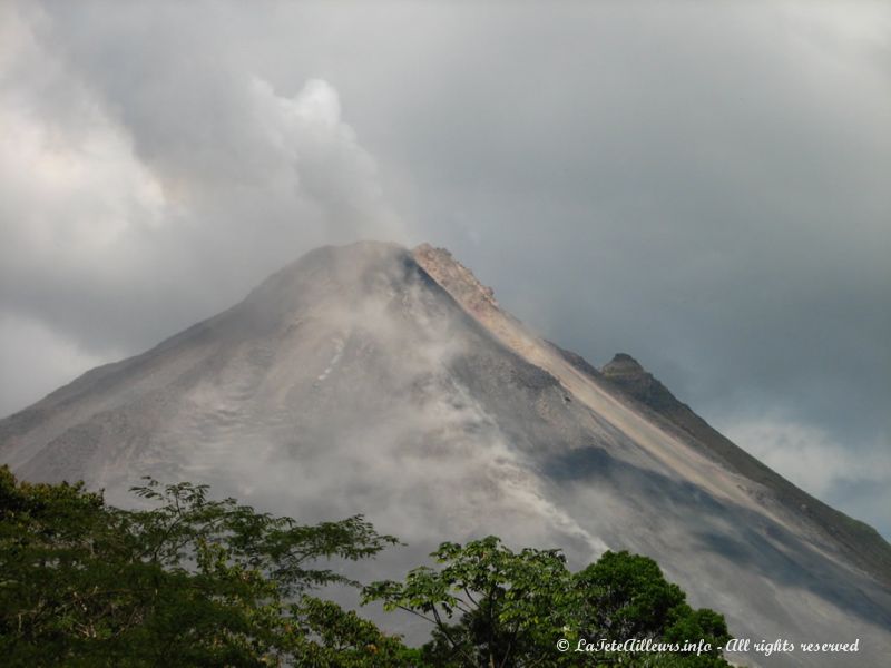 ... et les rochers en feu dévalent les pentes du volcan