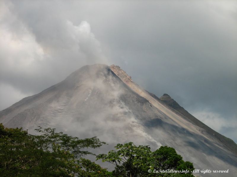 ... et les rochers en feu dévalent les pentes du volcan