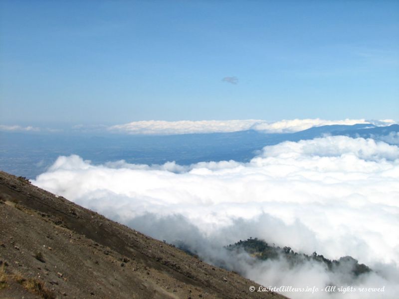 Au fond, la vallée de San José