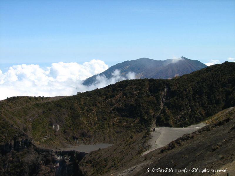 Vue sur le volcan Turrialba, toujours actif au loin, depuis l'Irazú