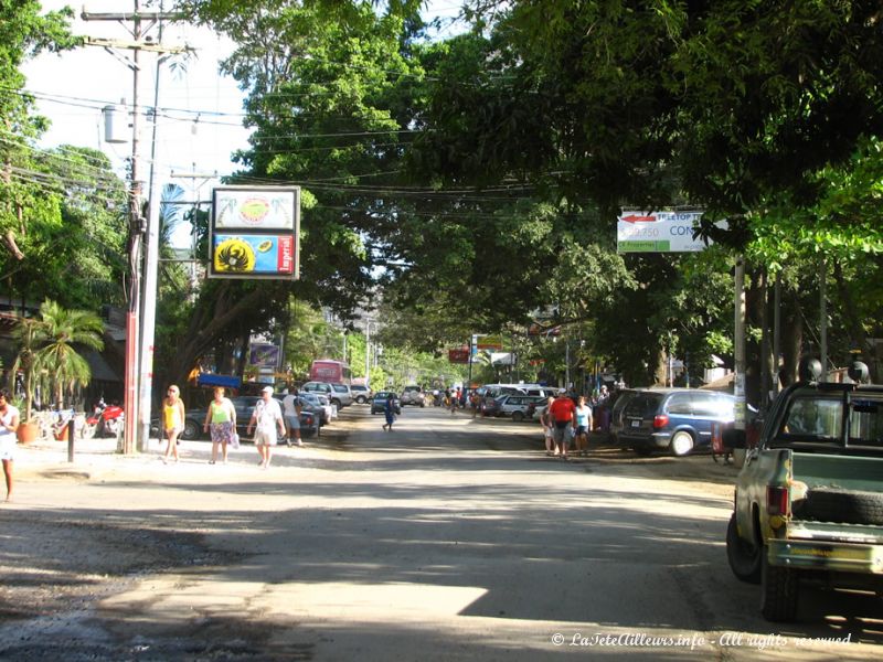 La rue principale de Playa del Coco