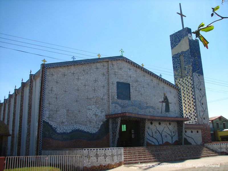 L'église plutôt originale de Cañas