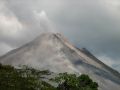 ... et les rochers en feu dévalent les pentes du volcan