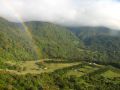 La route vers la cascade San Luis est pittoresque, et un bel arc-en-ciel nous montre le chemin