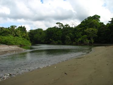 ... il est n&eacute;cessaire de la traverser pour rejoindre le poste des gardes...