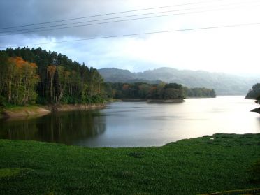 Le beau lac artificiel de Cach&iacute;